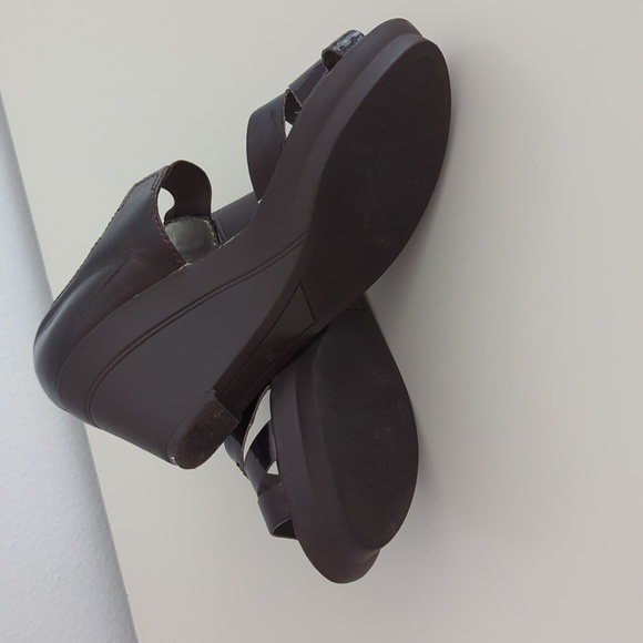 Cute brown patent Marc Fisher wedges - Picture 7 of 9